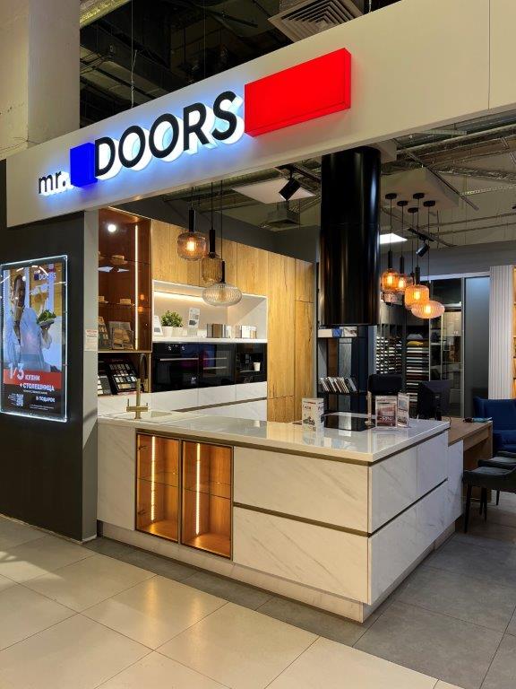 Гостиная с встроенной ТВ-зоной и системой хранения