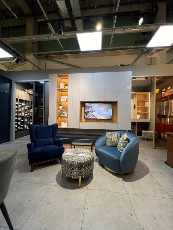 Зона отдыха с креслами и стенкой