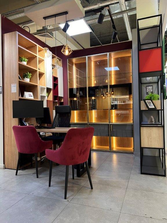 Кабинет с витриной и стеллажами