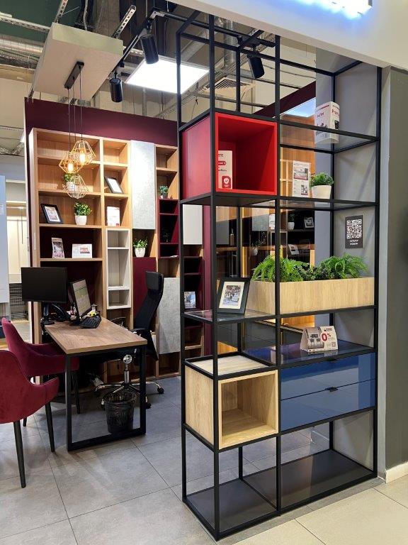 Офисная зона с перегородкой-стеллажом