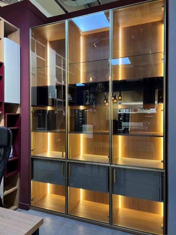 Витринный шкаф с подсветкой